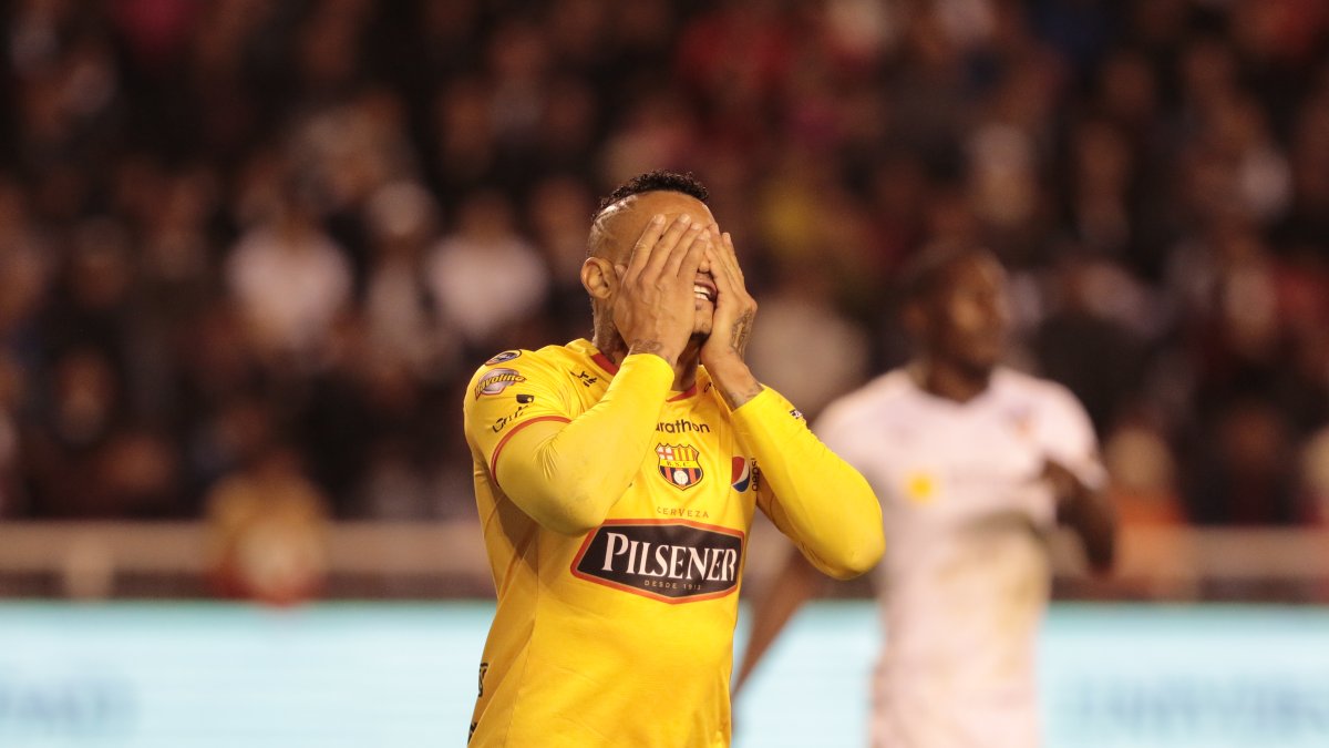 Escena repatida. Jonathan Álvez, una de las figuras del Ídolo reflejando su impotencia ante los errores de la escuadra.