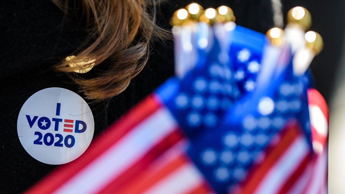 En unos comicios sin prescedentes, la pregunta de quién logrará jurar como presidente de los estadounidenses está en el aire.