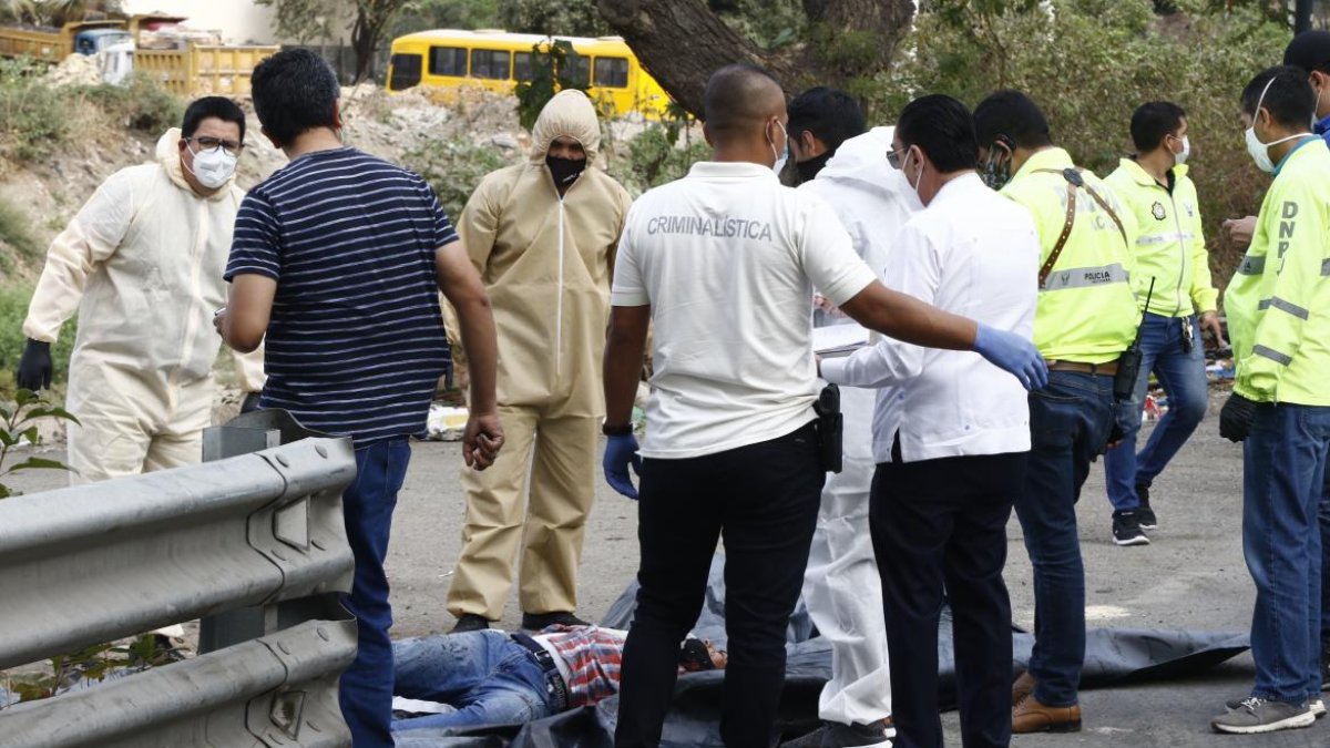 El hombre vestía una camiseta a cuadro y jean azul