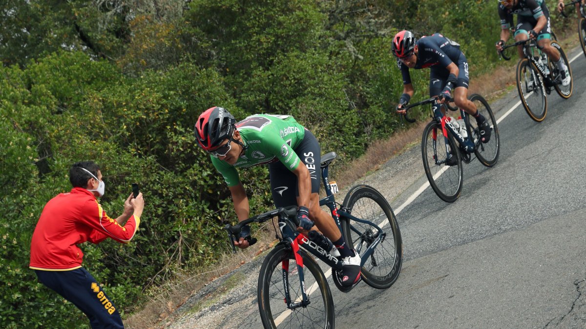 Richard Carapaz durante el recorrido de la décimo sexta etapa de la Vuelta a España.