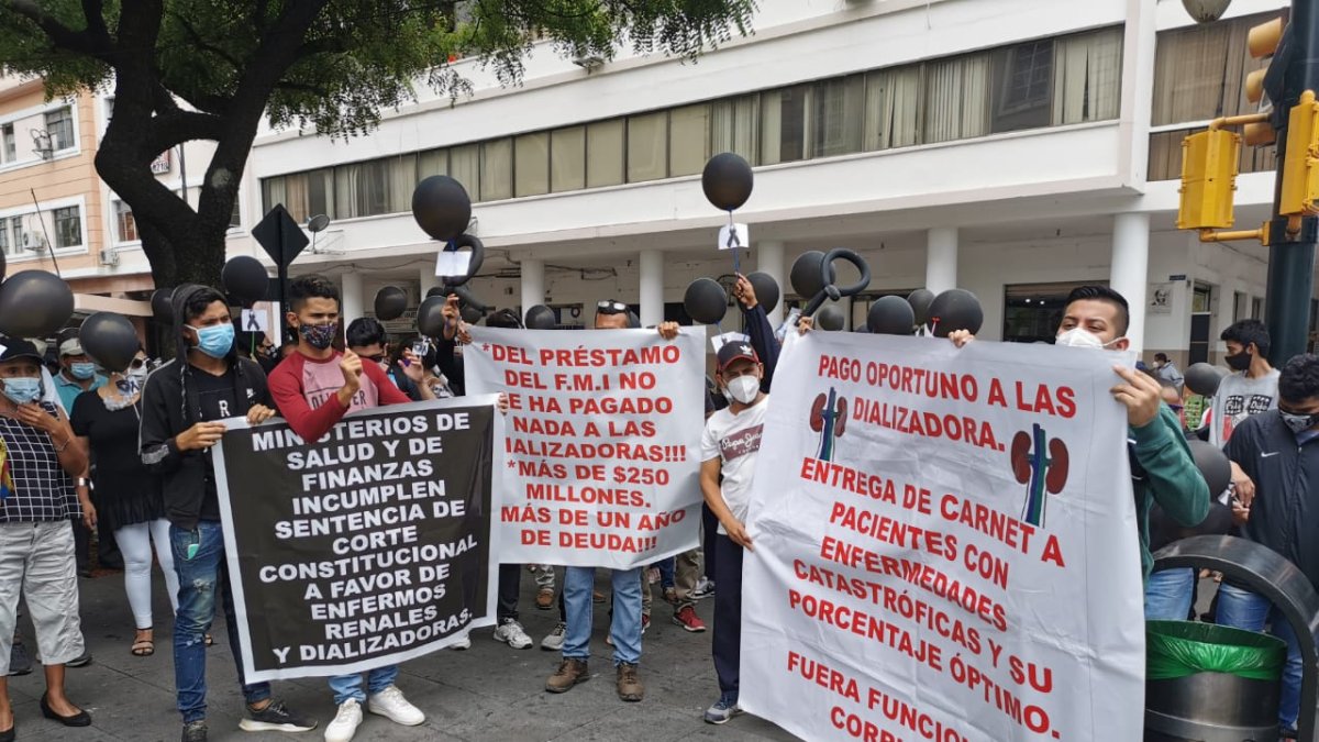 Un plantón de los centros de diálisis en el exterior de la Gobernación.