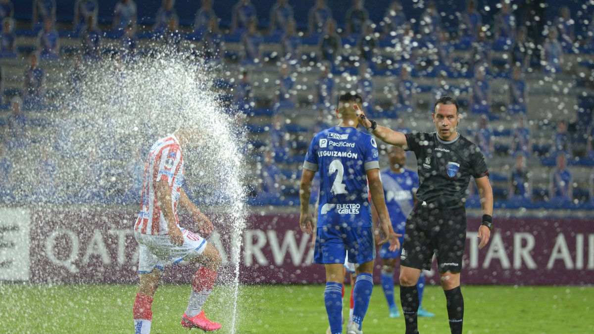 Emelec mostró un bajo nivel ante Unión y cuando salió en busca del gol de la clasificación, el sistema automático de riego de la cancha del estadio Capwell frenó su ímpetu.