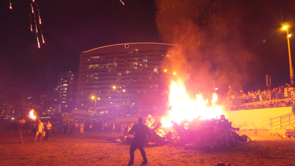 Tradicionalmente para estas fechas, en Salinas se han quemado decenas de monigotes a orillas del mar, al pie del malecón.