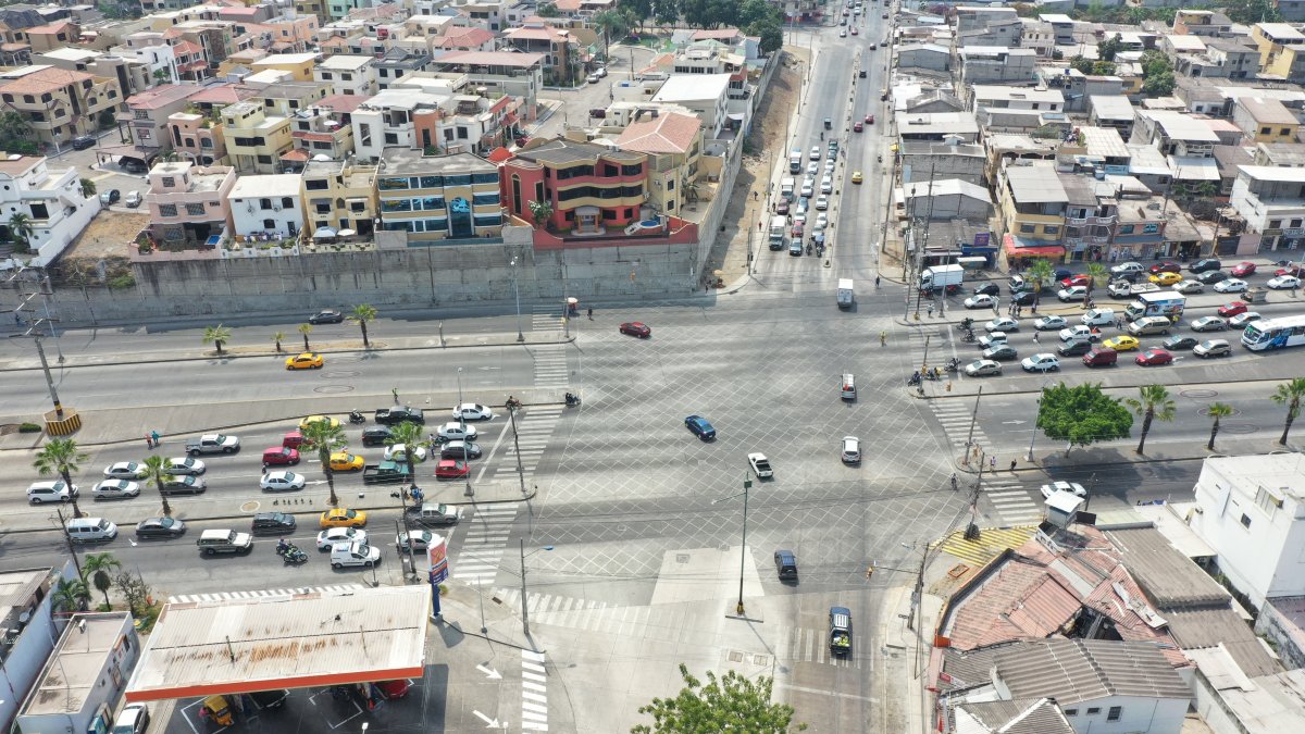 Intervención. En la avenida Francisco de Orellana y la José Luis Tamayo, en la imagen, se levantarán dos pasos elevados paralelos, de dos carriles cada uno.
