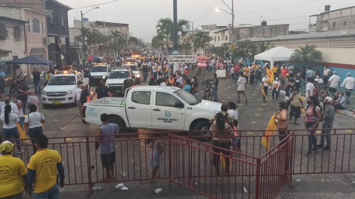 Agentes de la seguridad municipal llegaron a disipar la aglomeración.