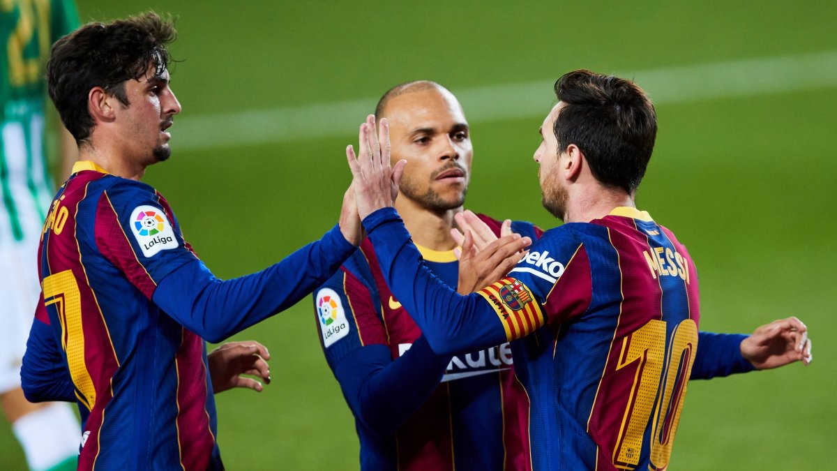 Los jugadores de Barcelona felicitan a Lionel Messi (d), autor de un doblete.