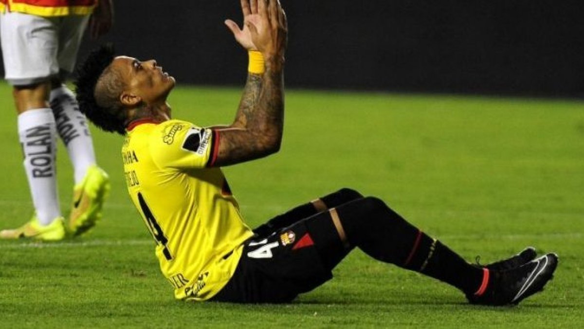 Jonatan Álvez no pudo entrenar por molestias en uno de sus tobillos