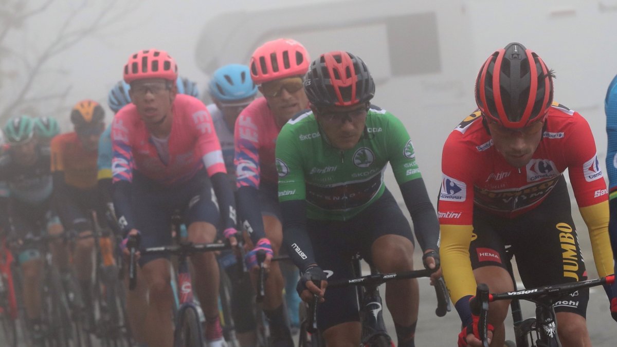 La lucha entre Richard Carapaz (c) y Primoz Roglic (d) fue intensa durante la ronda española.