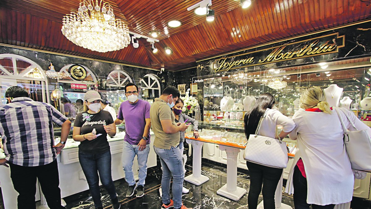 Joyería. Unas parejas cotizan los anillos para casarse en los próximos meses.