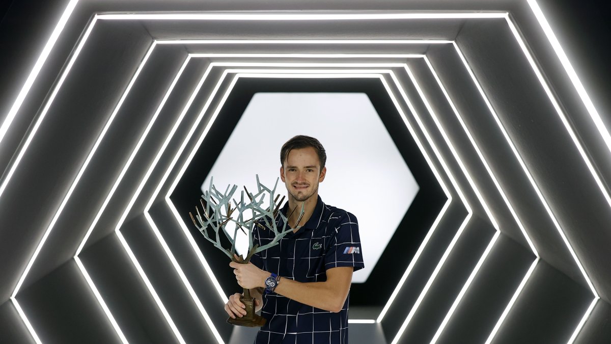 El título de Daniil Medvedev en París lo elevará hasta el cuarto puesto del ránking, donde superará al suizo Roger Federer.