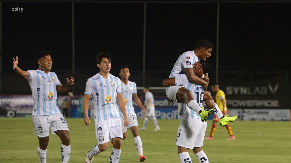 Los jugadores de Guayaquil City celebran uno de los goles en la victoria frente a Aucas.