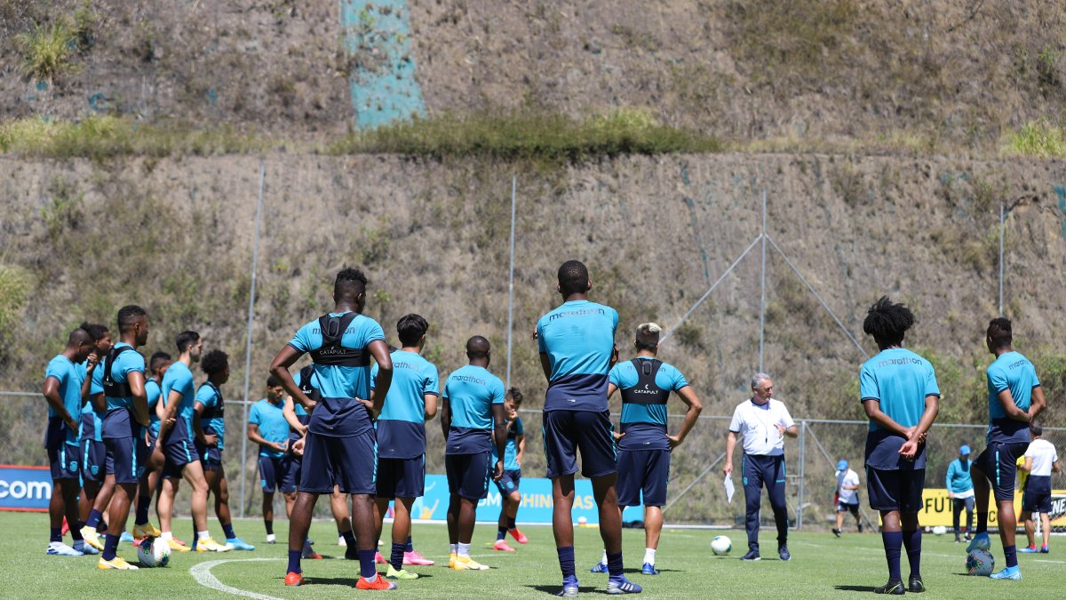Gustavo Alfaro aprovecha el tiempo libre de los jugadores para tenerlos cerca en la Casa de la Selección