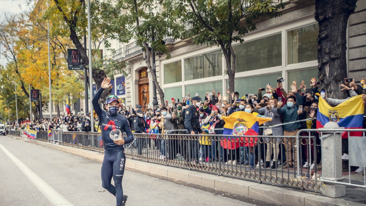 Richard Carapaz fue ovacionado por los ecuatorianos que viven en Madrid, y compartió con ellos el vicecampeonato de la Vuelta a España.