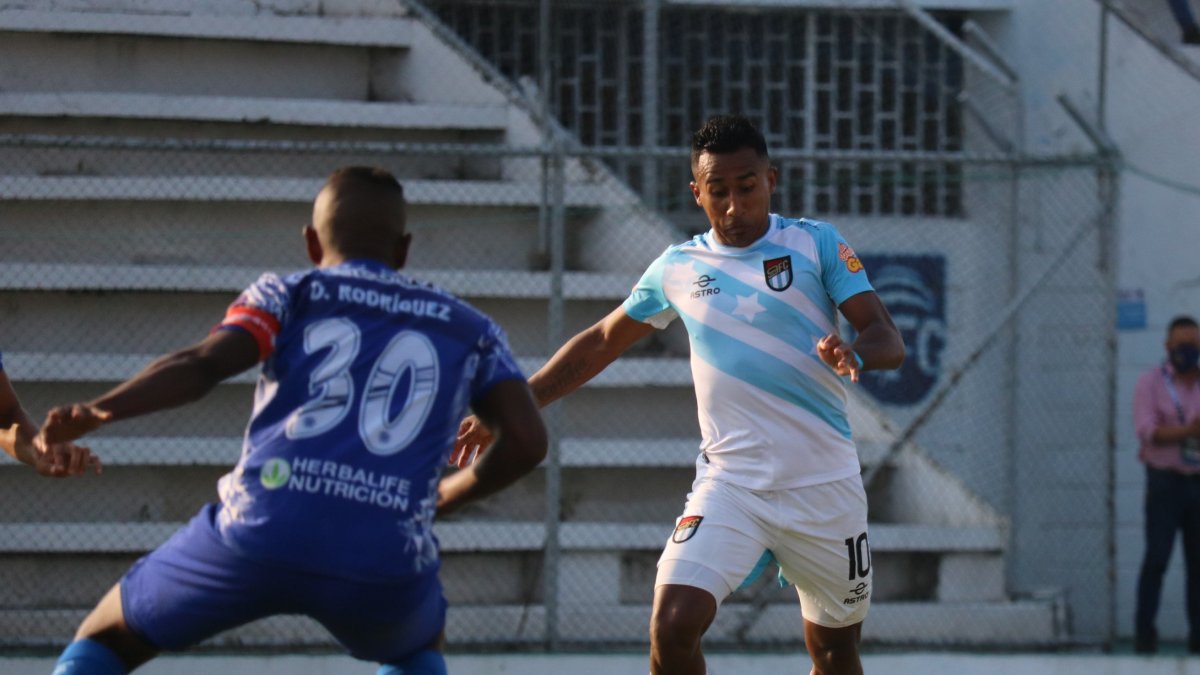 Danny Luna (d) marcó el primer tanto en la victoria de 9 de Octubre.