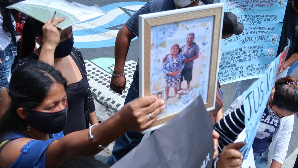 El pasado viernes 6 de noviembre familiares de desaparecidos por covid-19 en hospitales públicos realizaron un plantón en el exterior de la Gobernación. 