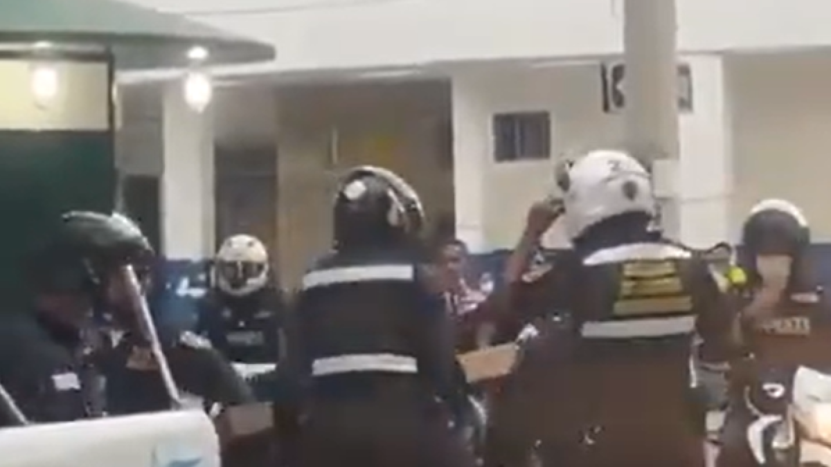 Momento en el que fue agredido el comerciante.