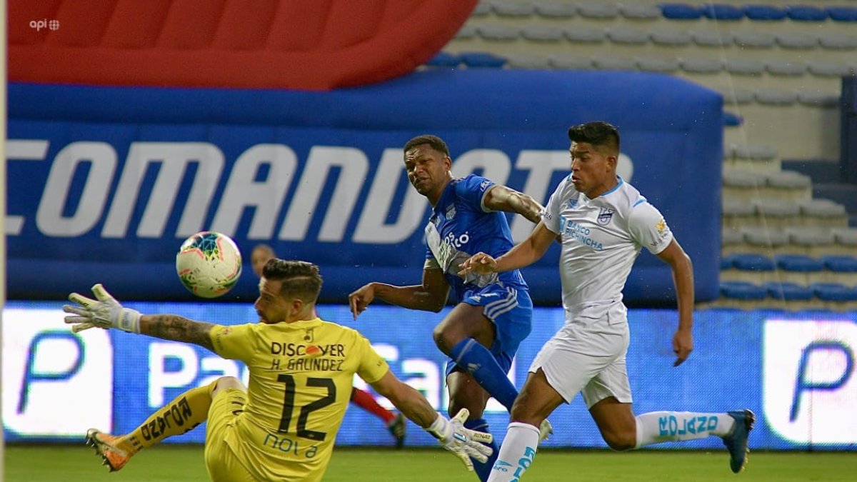 Romario Caicedo, de Emelec, aporta con cobertura y desborde por la banda de los millonarios.