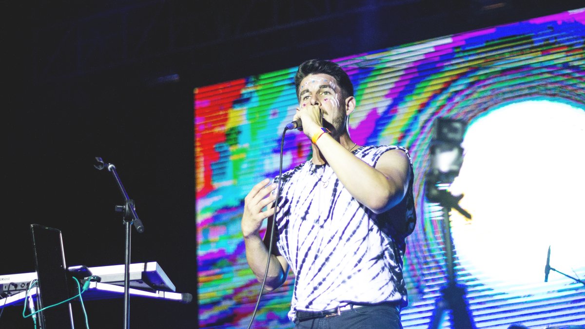 El artista Daniel Vinueza además de cantar, se dedica a montar todo un show, con vestuarios y equipos ,