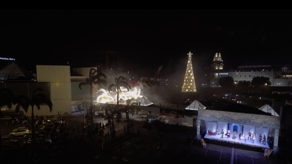 Policentro presentó un show navideño y encendió el árbol sin público como medida para evitar aglomeraciones y riesgos de contagio de COVID.