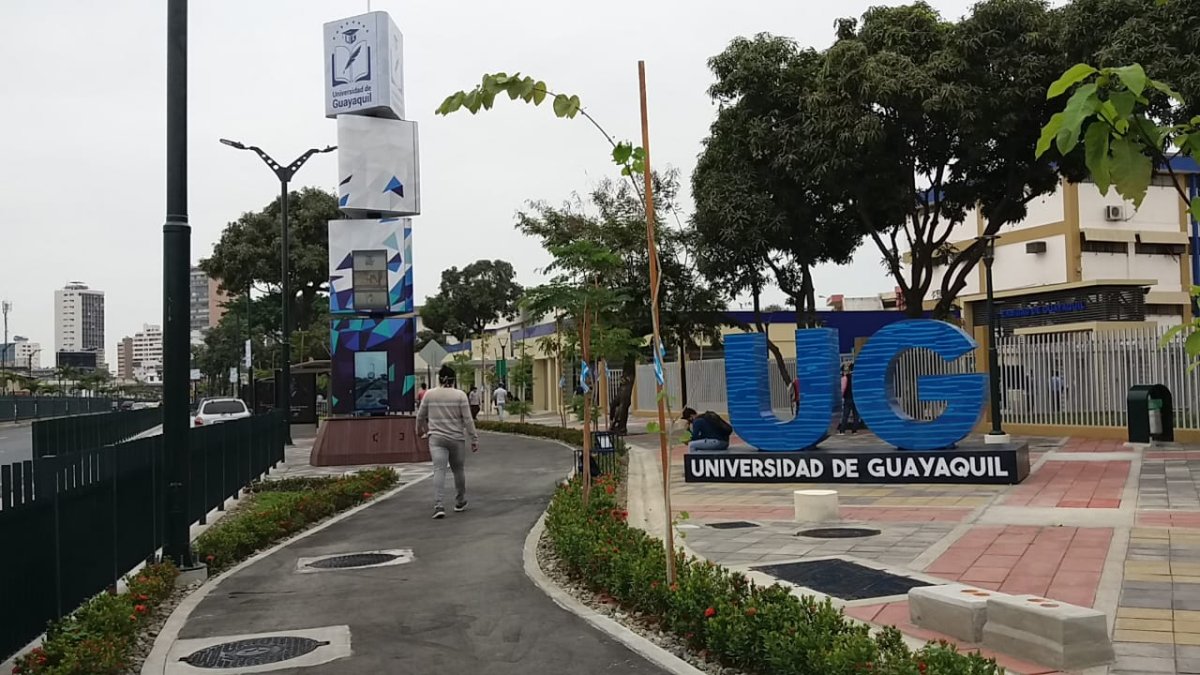 El proyecto incluyó cambios en las vías, el entorno y la estructura de la universidad.