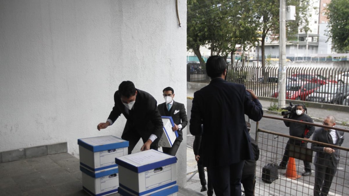 Expediente. La Fiscalía llevó a la Corte Nacional de Justicia el expediente del caso Hospital de Pedernales.