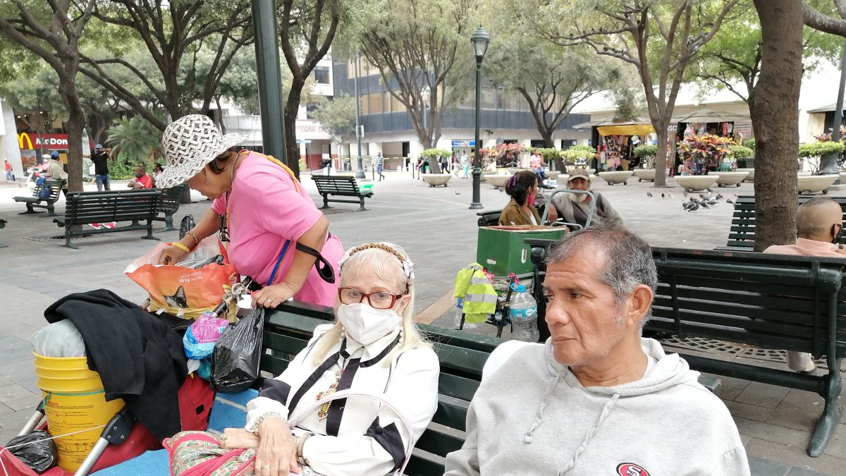 Un ciudadano está sentado en una banca del parque San Francisco sin usar mascarillas.