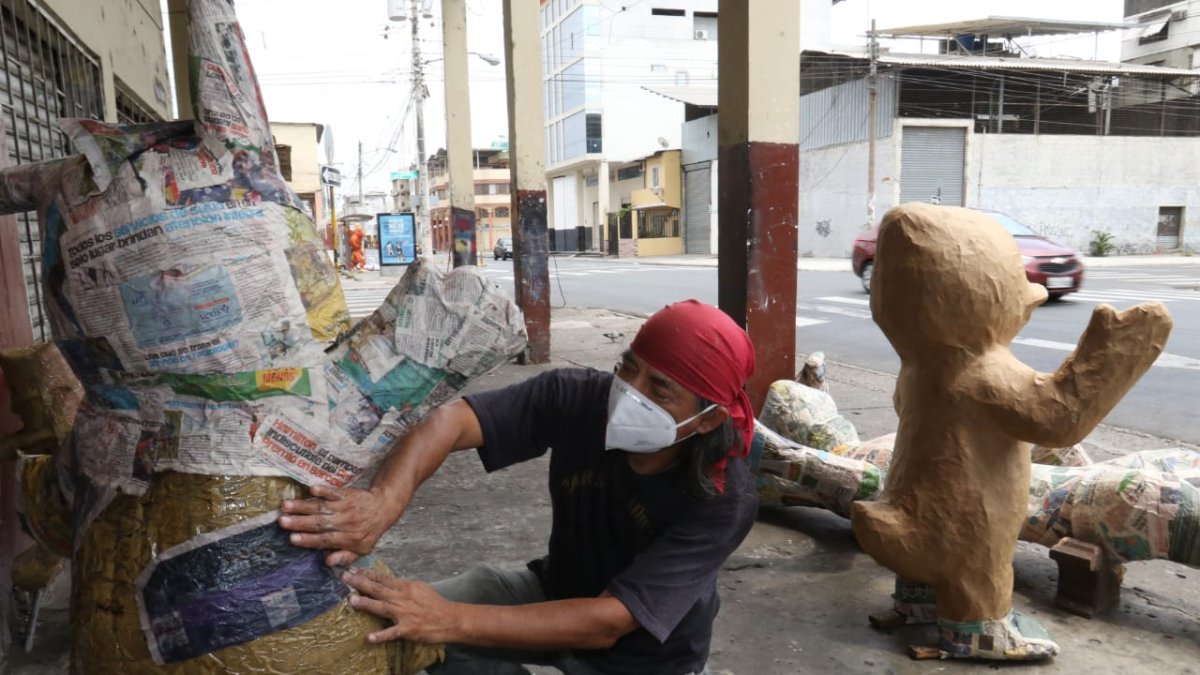 Labor. Un artesano elabora un monigote que se quemará el 31 de diciembre de 2020.