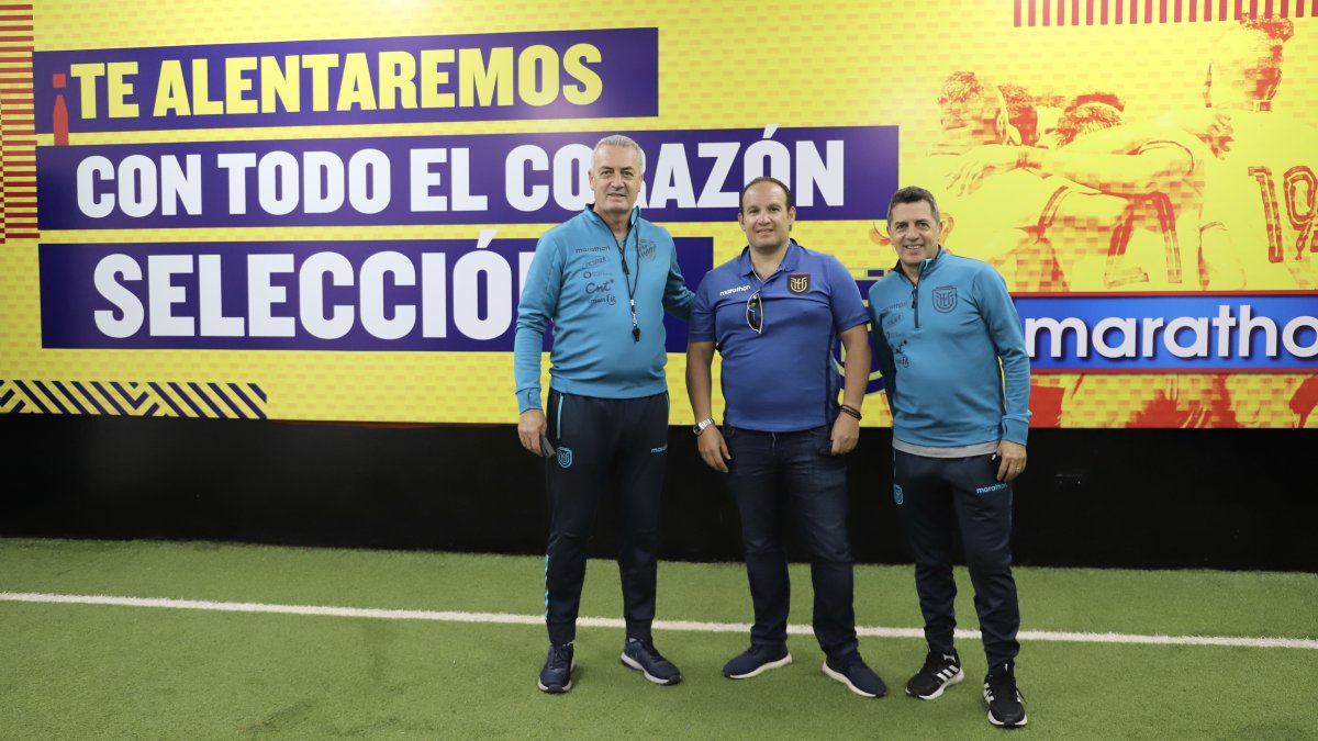 El director de selecciones (d) junto al entrenador Gustavo Alfaro y Francisco Egas, presidente de la Ecuafútbol.