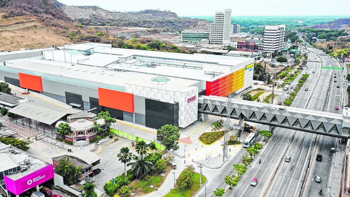 Así luce el nuevo centro comercial, unido al edificio de Riocentro Ceibos por un puente peatonal.
