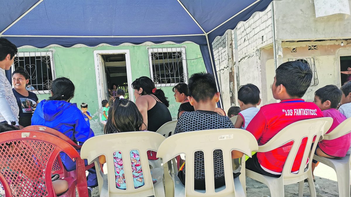 La Espol aterrizó en Bellavista un proyecto que imparte enseñanza sobre actividades acuícolas. También han enseñado a leer a los niños.