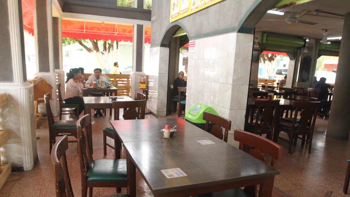 Efectos. En el restaurante Los Arbolitos apenas unos cuantos clientes llegan a comer. El fin de semana fue igual.