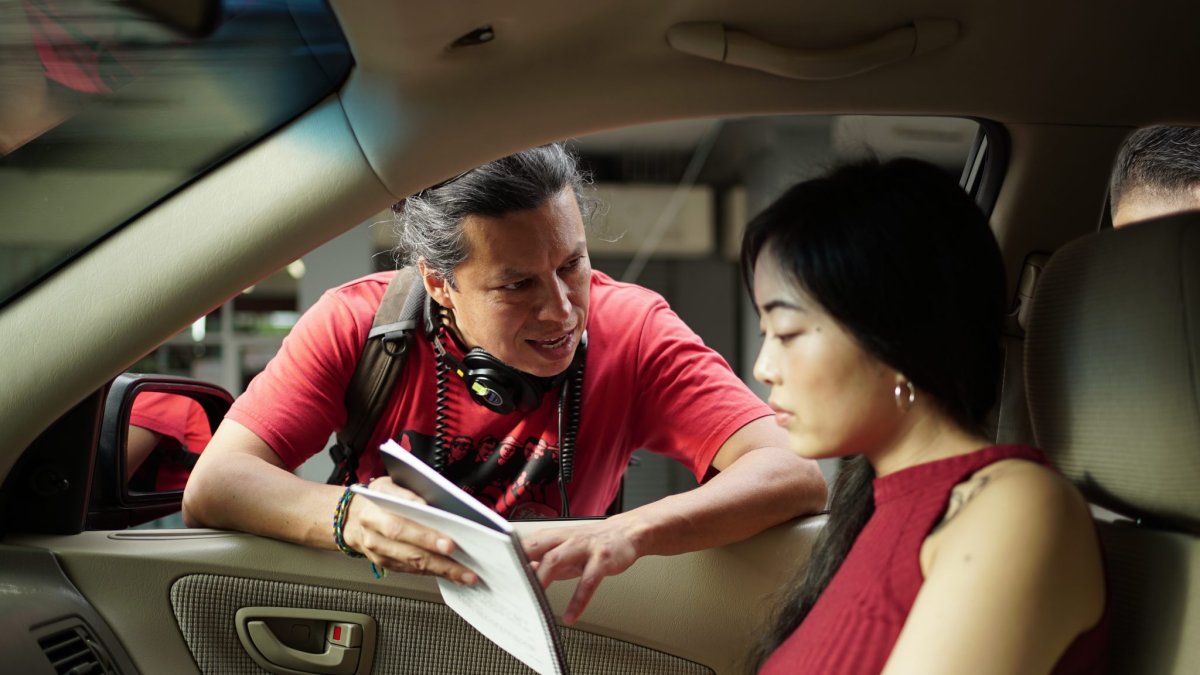 El director Paul Venegas le da indicaciones a la actriz Bella Fu.