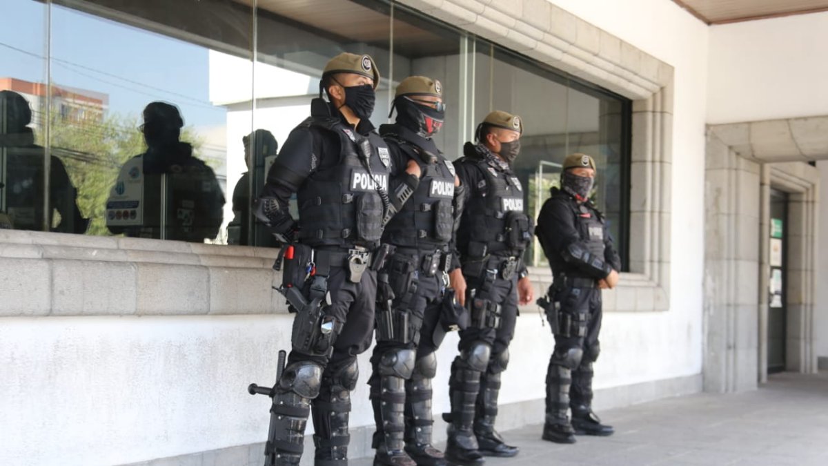 Seguridad. Miembros de la Unidad de Mantenimiento del Orden custodian la Corte antes de la audiencia en el caso Hospital de Pedernales.