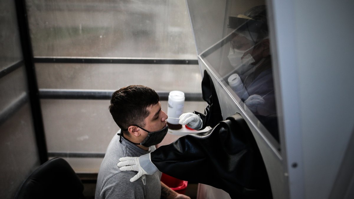 Personal de la Salud realiza un hisopado a un paciente de la COVID-19, el pasado 30 de septiembre..