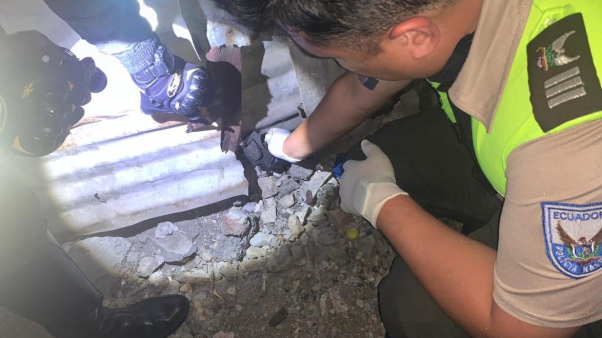 Agentes hallaron un arma de fuego escondida en la casa de uno de los sospechosos.