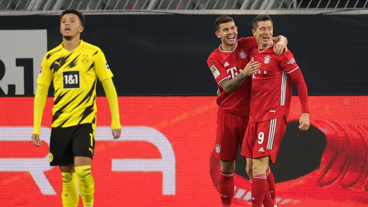 El jugador alemán (d) fue titular y marcó un gol el fin de semana con su equipo ante el Borussia Dortmund.