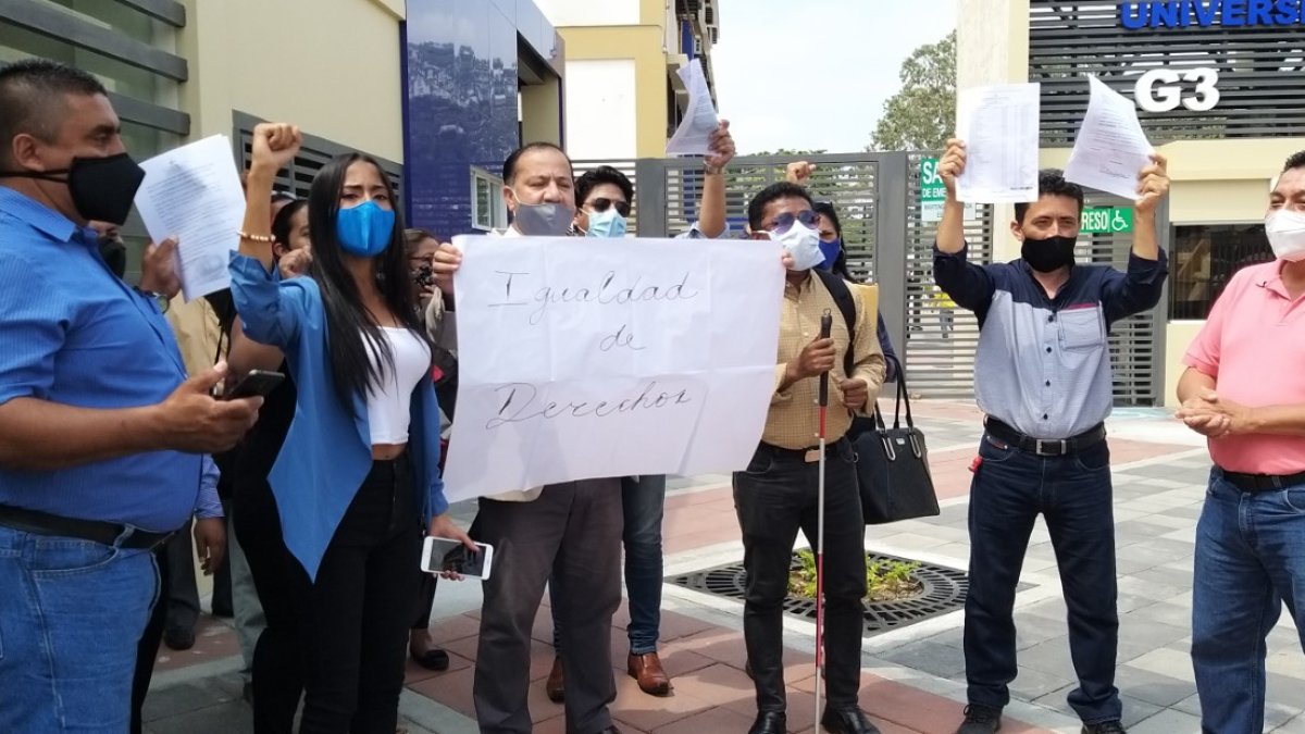 Los manifestantes se colocaron en los exteriores de la Universidad de Guayaquil.
