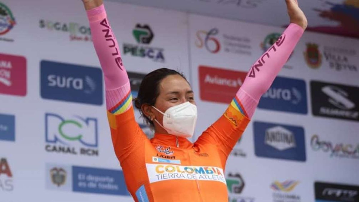 Líder. La ciclista ecuatoriana volvió a vestir ayer el maillot anaranjado de La Vuelta.