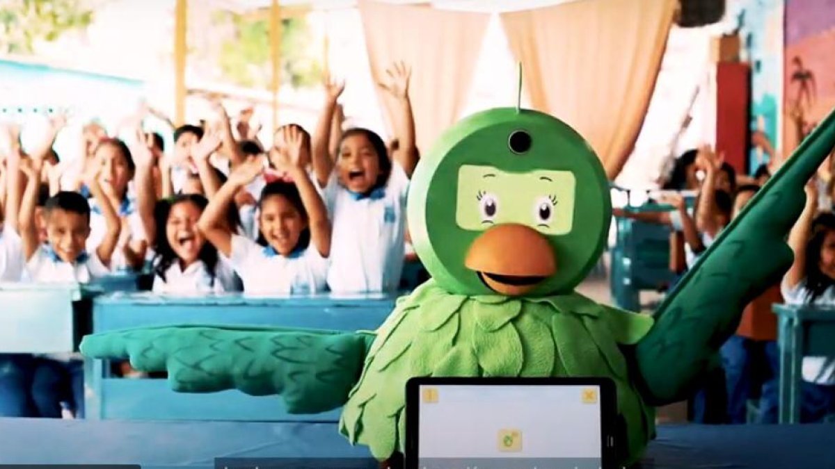 Loly es el loro robot que interactua con los niños de las escuelas inclusivas y los guía.