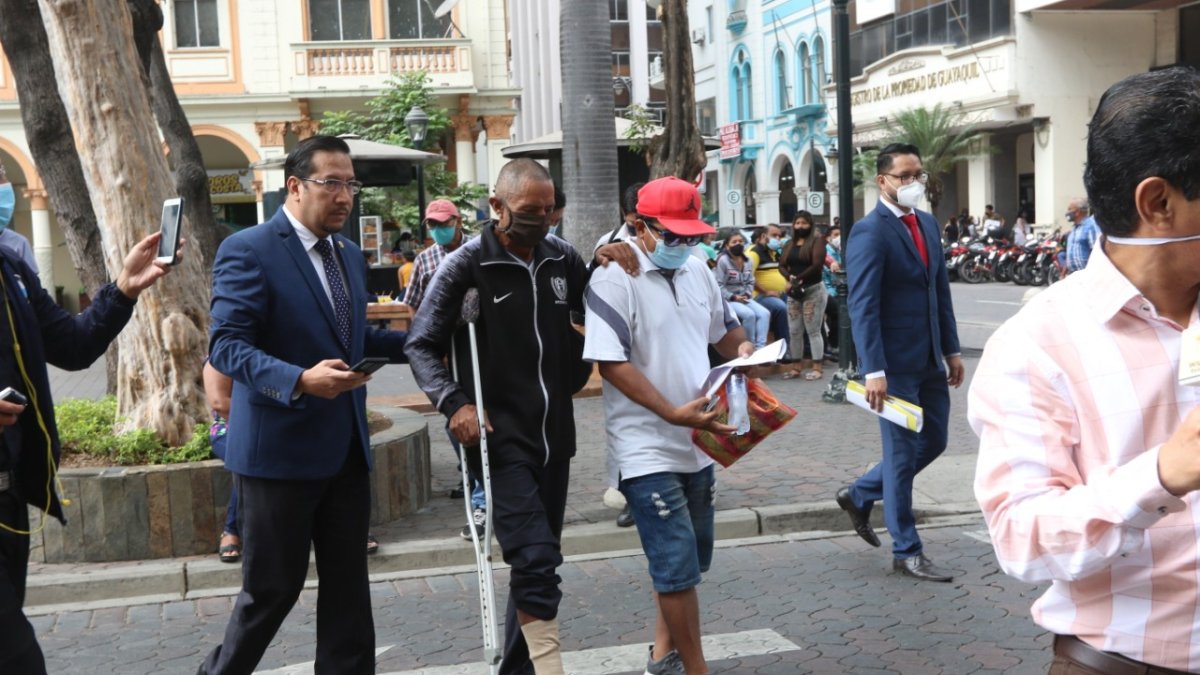 Los vendedores que fueron heridos por policías del Municipio, acompañados de los abogados Hernán Ulloa y Steven Reyes.