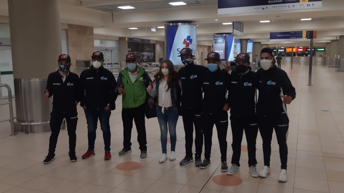 Richard Carapaz junto a integrantes de su escuela de ciclismo que fueron a recibirlo al aeropuerto.