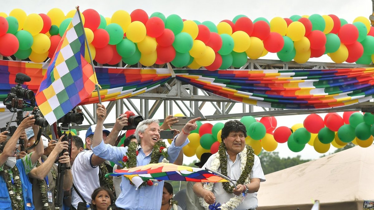 El exmandatario boliviano Evo Morales (d), acompañado de Alvaro García Linera,  son recibidos por sus seguidores hoy en Chimoré.