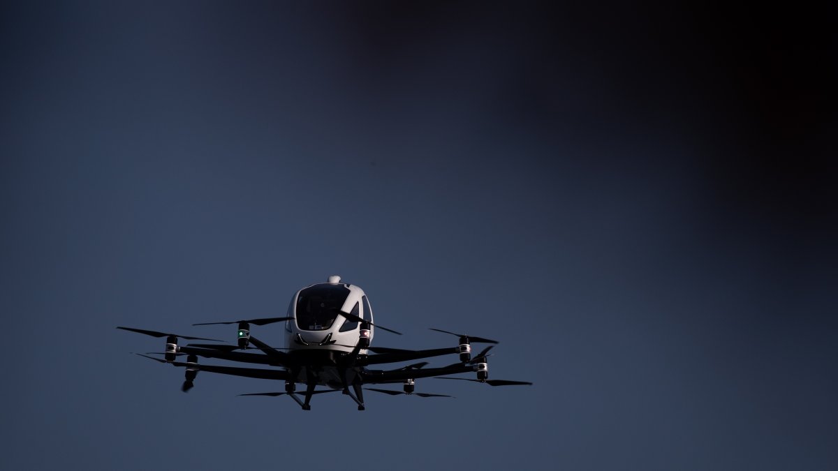 Los taxis voladores de modelo EH216s son fabricados por la empresa china Ehang, cuentan con dos asientos y pesan 650 kilogramos cada uno
