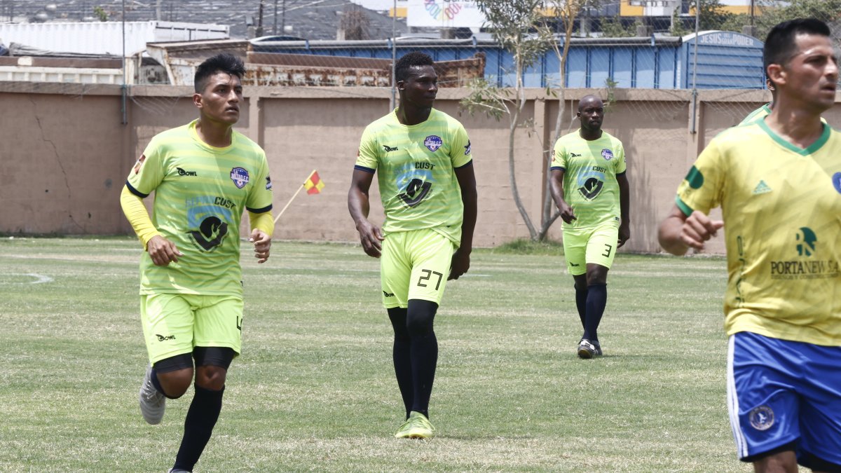 Mariano Mina se mantiene en forma, como en su etapa de futbolista profesional.