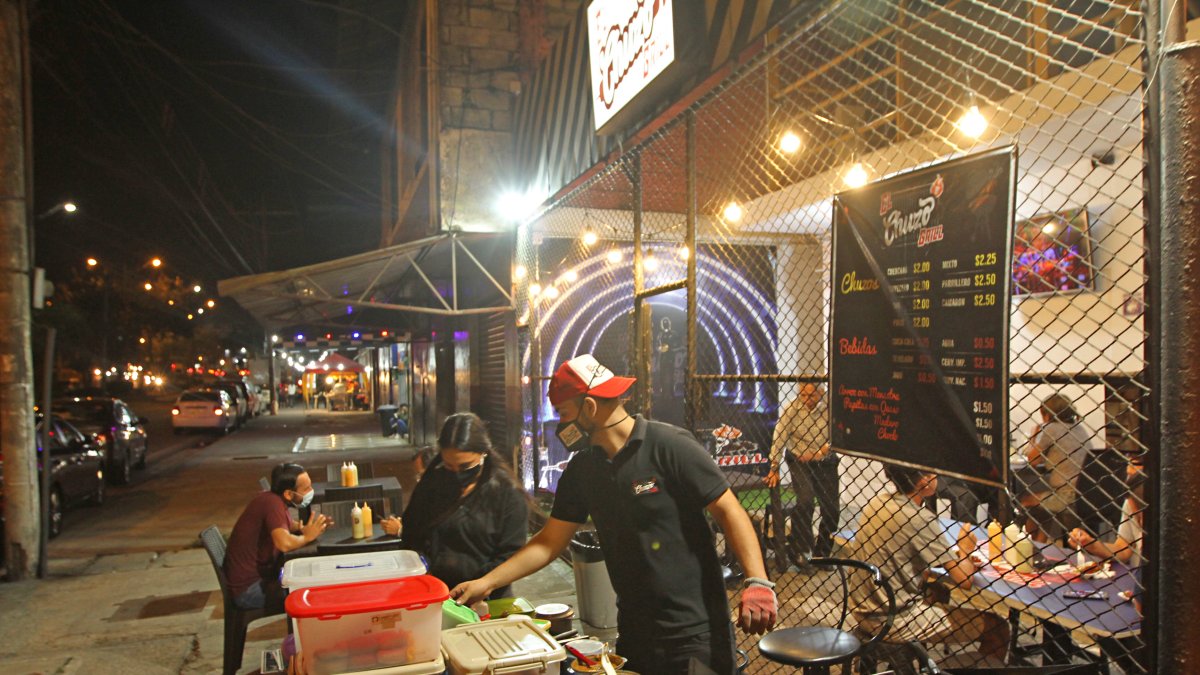 Establecimientos. A lo largo de la avenida están ubicados unos 10 locales que ofrecen hamburguesas, pollos asados, bandejitas, entre otros platillos.