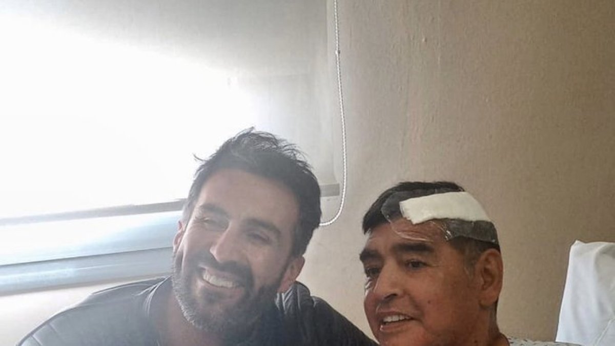 Recuperación. El abogado junto a Diego en la primera foto tras la cirugía.