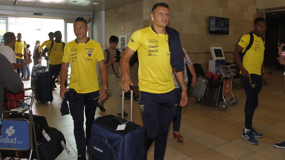 Carlos Garcés (c), delantero de Delfín, es una opción para formar parte de la Tri.