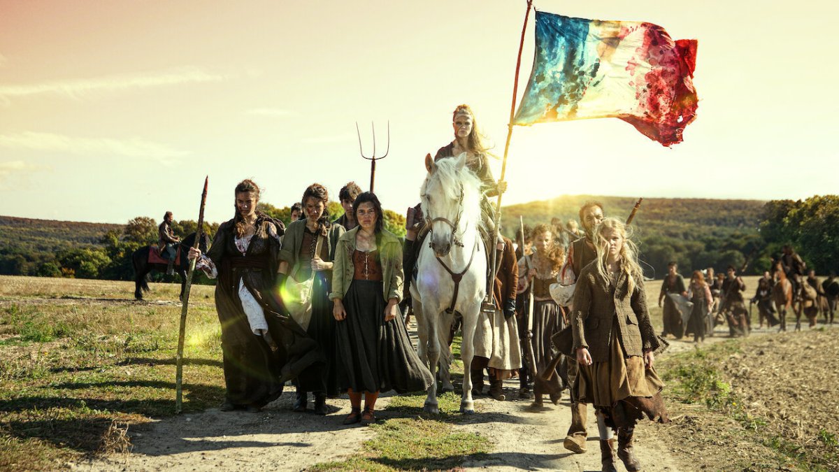 La serie de ocho episodios mezcla demasiados argumentos y tiene un exceso de personajes.