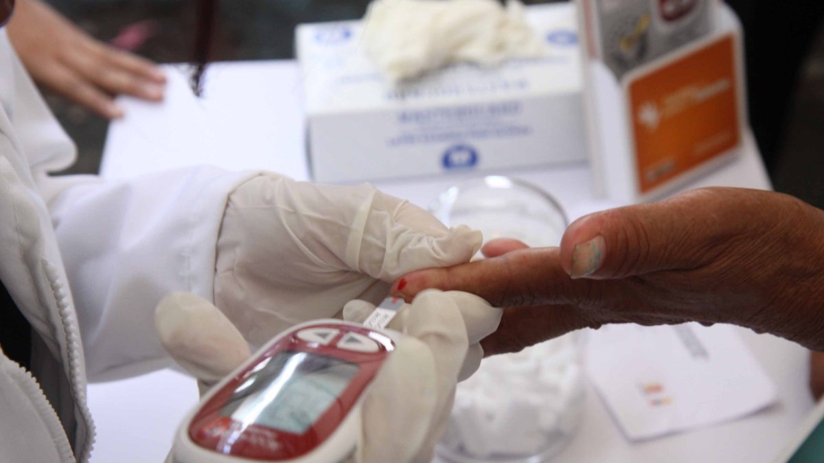 Es importante que la persona con factores de riesgo a desarrollar diabetes que mida la glucosa.