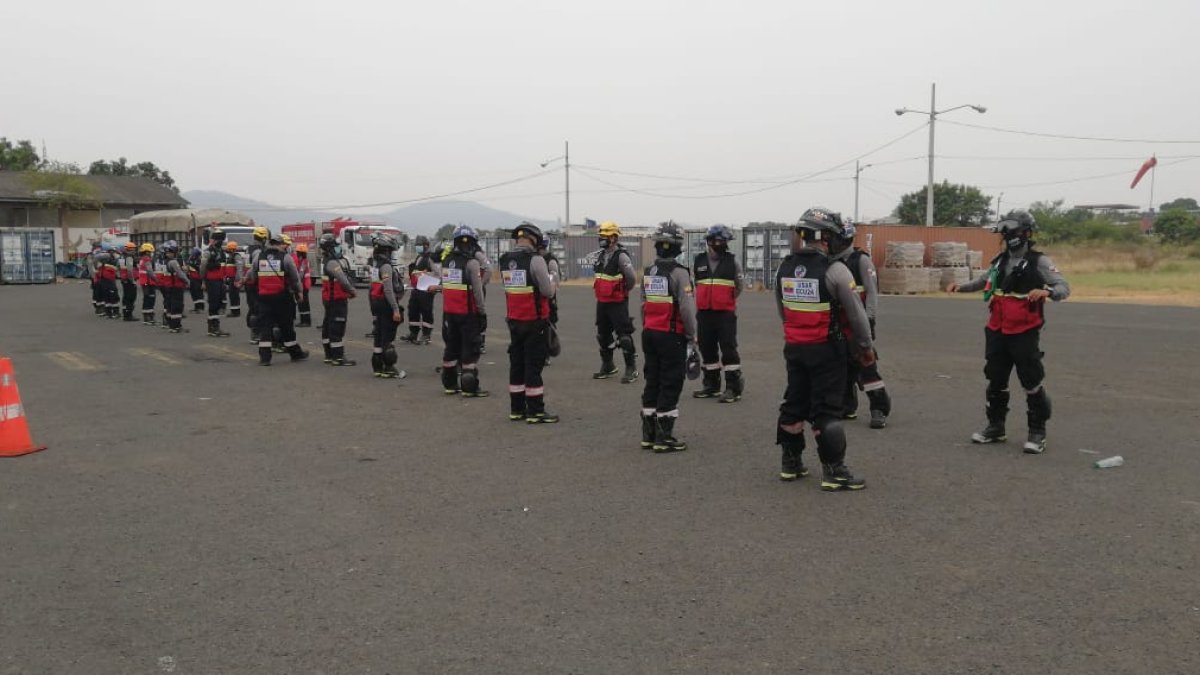Hecho. A la explanada del estadio Monumental han llegado algunos equipos.